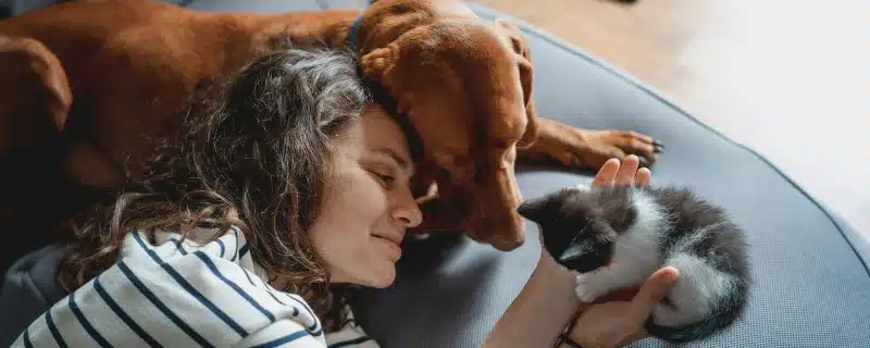 une femme avec son chien et son chat