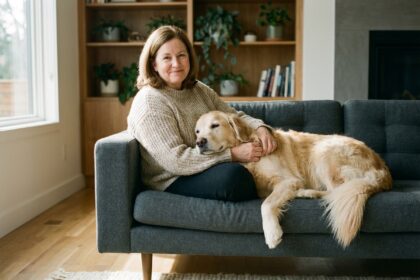 Femme en pull doux avec un retriever doré sur ses genoux