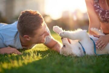 Un couple avec un chien